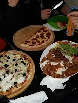 Dönerteller Mit Salat Pizza Mit Dönerfleisch Und Pizza Mit Sucuk